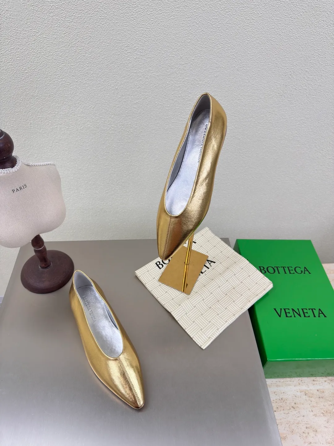 👟👟Ex-factory price 640👟👟 BV women's Sofia ballet shoes leather ballet shoes silver family elements woven series high version small round toe essential for commuting BV early autumn series are so beautiful💯 The use of elegant materials in shoes is intellectual, elegant and capable, full of high-end sense✅The design is beautiful~~ The fabric is made of original consistent lambskin and the shaping technology pursues the perfection of the internal process✅ Heel The foot pads are made of lambskin, never sloppy 🆚Original💯 Outsole technology Brand classic The new season uses Italian genuine leather outsole with clear dyeing technology and rubber square technology 💯 Comfortable and high-end flat design makes travel more comfortable and confident 35 36 37 38 39 40 41 42 (40 41 42 customized code number) Equipped with original packaging Hot glue process logo cloth bag
